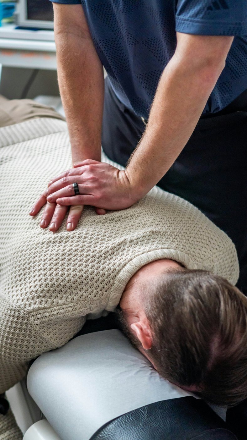 Les traitements chiropratiques soulagent les troubles mécaniques de la colonne et des articulations. Chiropraticien effectuant un ajustement vertébral sur le dos d