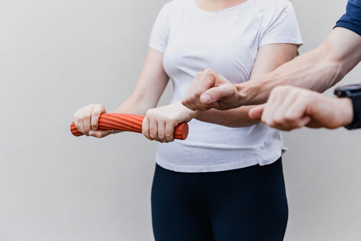 La physiothérapie soulage la douleur et redonne mobilité et fonction. Physiothérapeute guidant une patiente lors d'un exercice de renforcement du poignet - Clinique Synergek